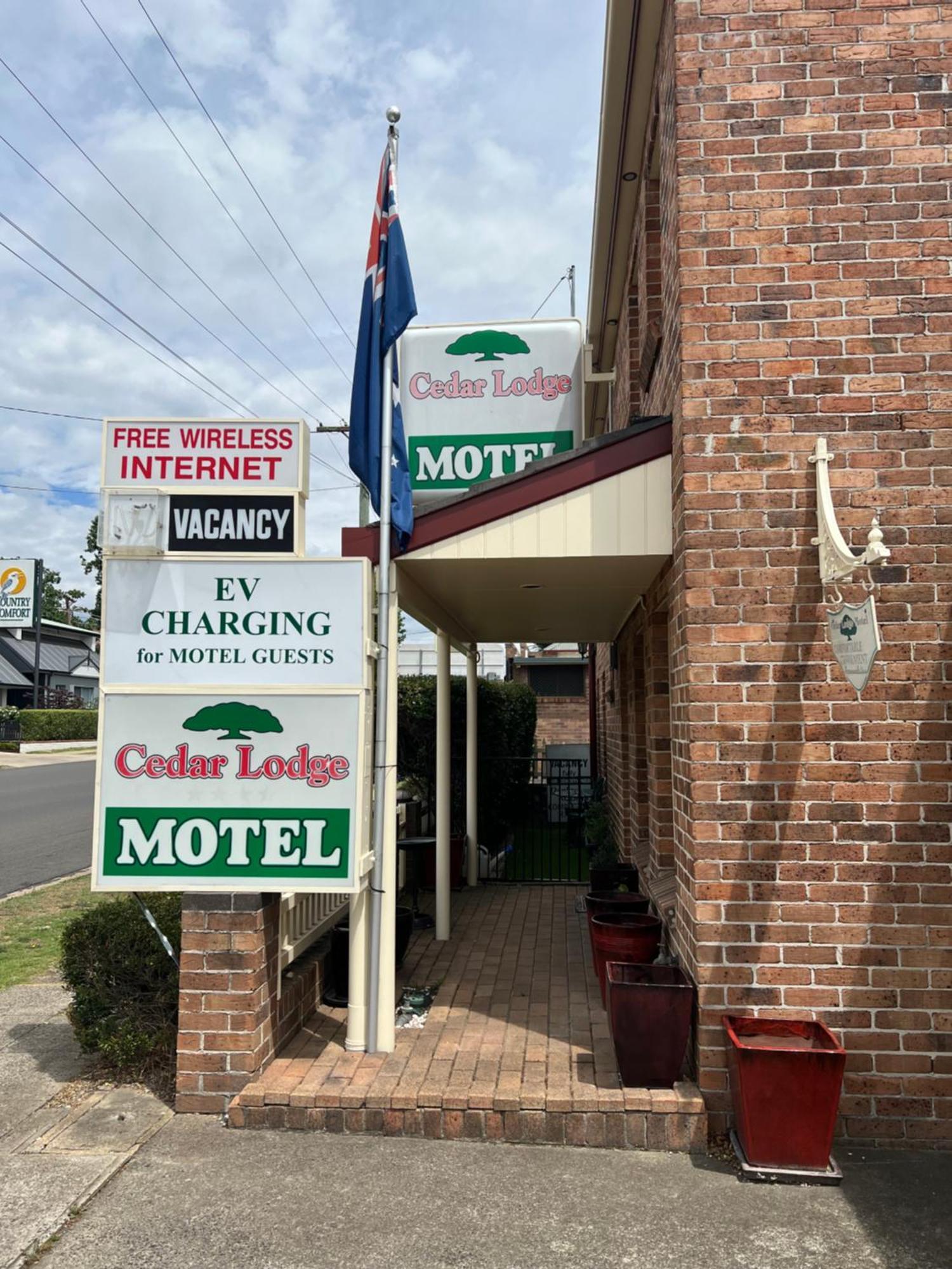 آرميدال Cedar Lodge Motel المظهر الخارجي الصورة